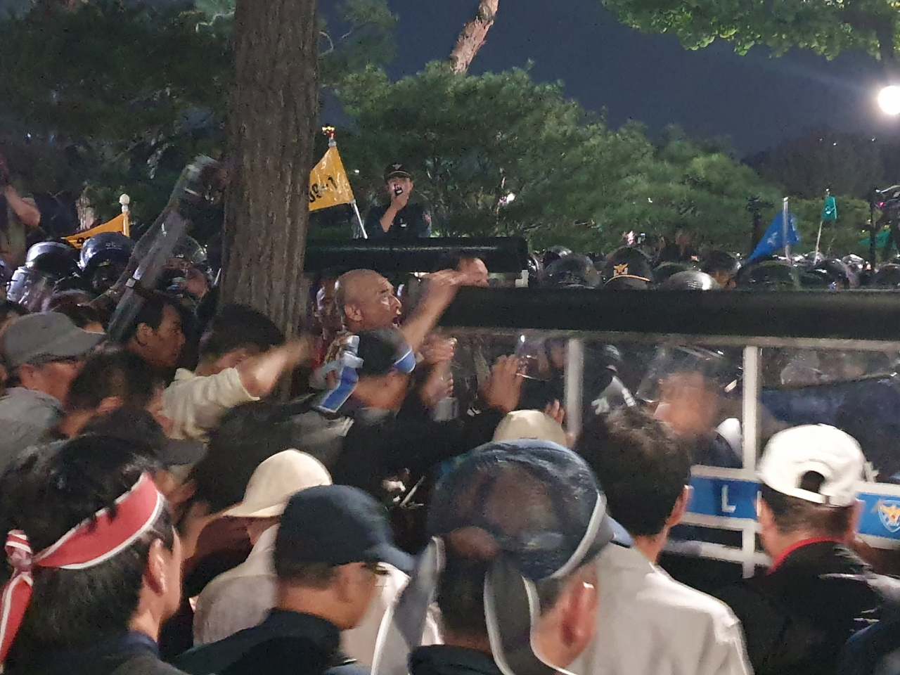 지난 10월 3일 광화문에서 열린 '조국 사퇴' 광화문 집회 당시 일부 참가자들이 집회 이후 청와대와 100미터 가량 떨어진 사랑채 앞에서 경찰 바리케이드를 무너뜨리려 힘을 쓰고 있다. 경찰은 당일 현장에서 46명을 현행범으로 체포했다. [사진=김민지 기자]