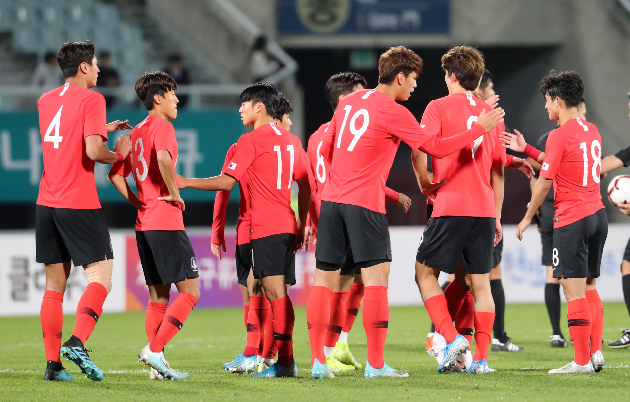 14일 충남 천안종합운동장에서 열린 남자 22세 이하 축구대표팀 친선경기 대한민국과 우즈베키스탄의 경기에서 패배한 대한민국 선수들이 서로를 격려하고 있다. [연합]
