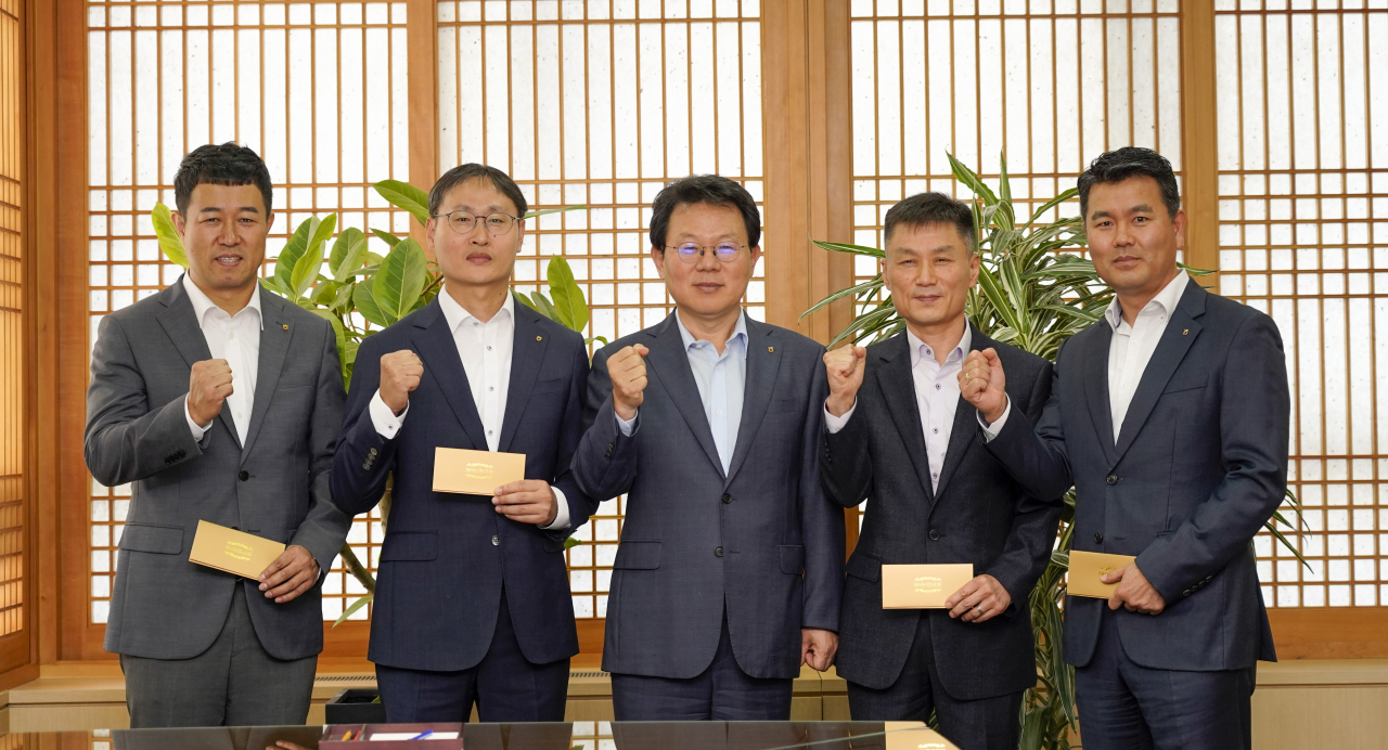 14일 서울 중구 농협금융 본사에서 열린 '제6회 리스크관리 우수사례 시상식'에서 농협금융 김광수 회장(가운데)과 수상자들이 기념촬영을 하고 있다.[농협금융지주 제공]