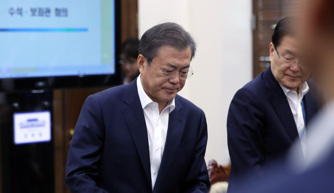 문재인 대통령이 지난 14일 오후 청와대에서 수석·보좌관 회의에 참석하고 있다. [연합]