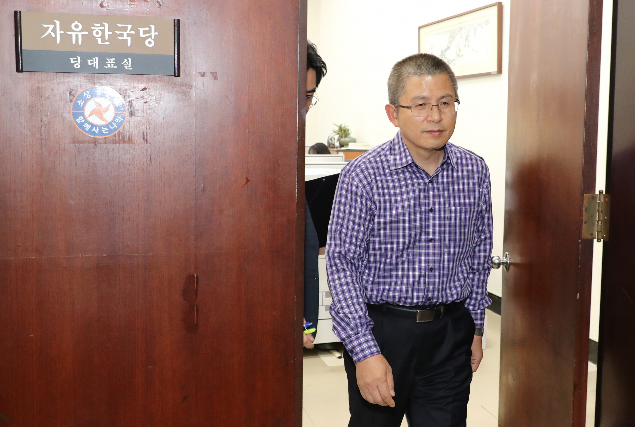 조국 법무부 장관이 사의를 표명한 지난 14일 오후 황교안 자유한국당 대표가 국회 당대표실에서 주말 집회와 관련된 회의를 마친 뒤 나오고 있다. [연합]