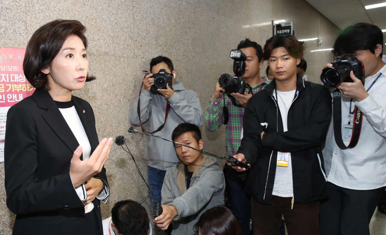 나경원 자유한국당 원내대표가 지난 14일 오후 국회에서 조국 법무부 장관 사퇴 관련 보도진 질문을 받고 있다. [연합]