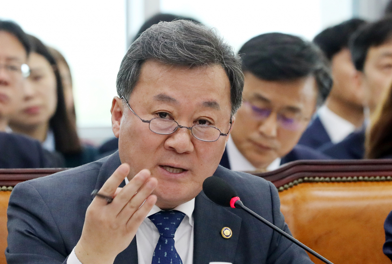 황서종 인사혁신처장이 국회 국정감사에서 답변하고 있다.[연합]