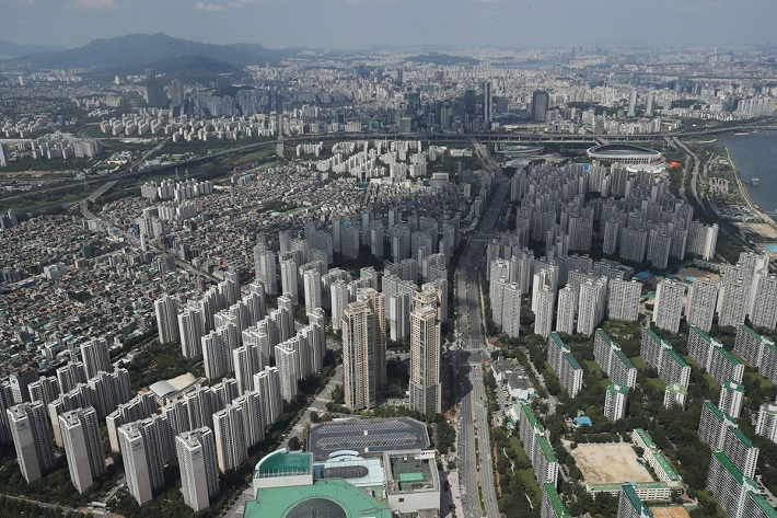 서초·강남·송파구를 일컫는 이른바 ‘강남3구’의 지난해 말 기준 세금 체납액이 서울지역 전체 체납액의 39%를 차지하고 있는 것으로 나타났다. 특히 이들 상습·고액 체납자들은 수입차를 모는 등 호화생활을 즐기면서도 세금을 내지 않아 이들을 상대로 보다 적극적인 추징이 이뤄져야 한다는 지적이다. 사진은 기사 내용과 직접 관련 없음. [연합]