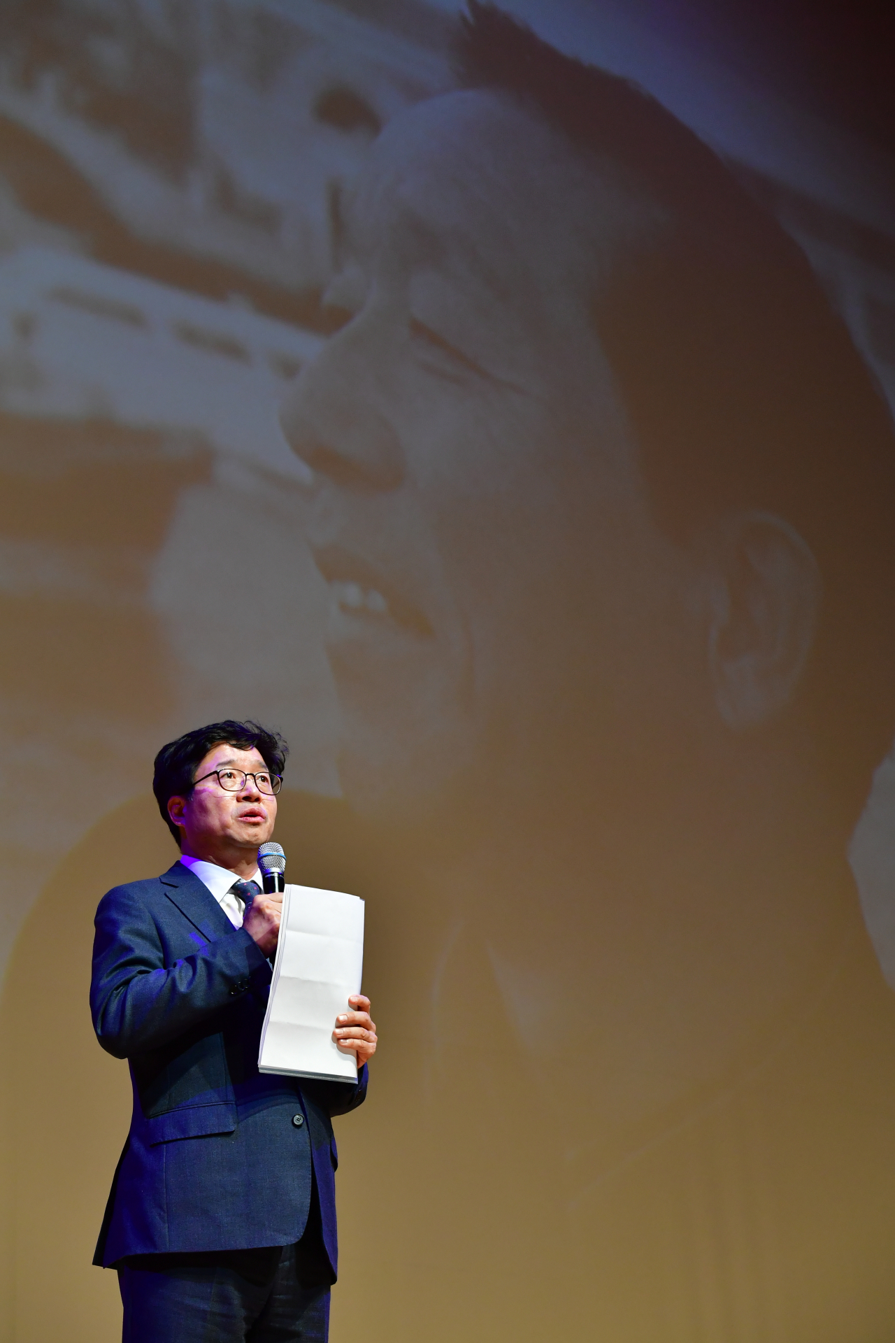 염태영 수원시장이 심재덕 전 시장 10주기 추모식에서 연설하고있다.[수원시 제공]