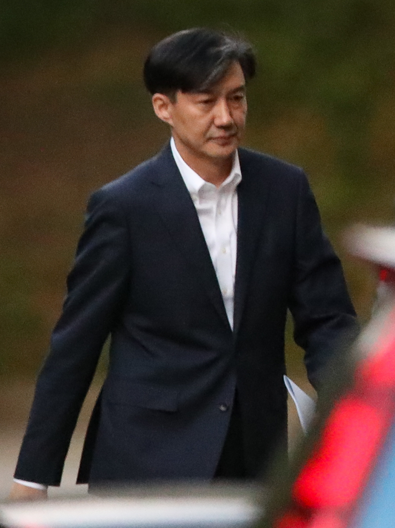 전격적으로 사의를 밝힌 조국 법무부 장관이 지난14일 오후 방배동 자택을 나서고 있다. [연합]