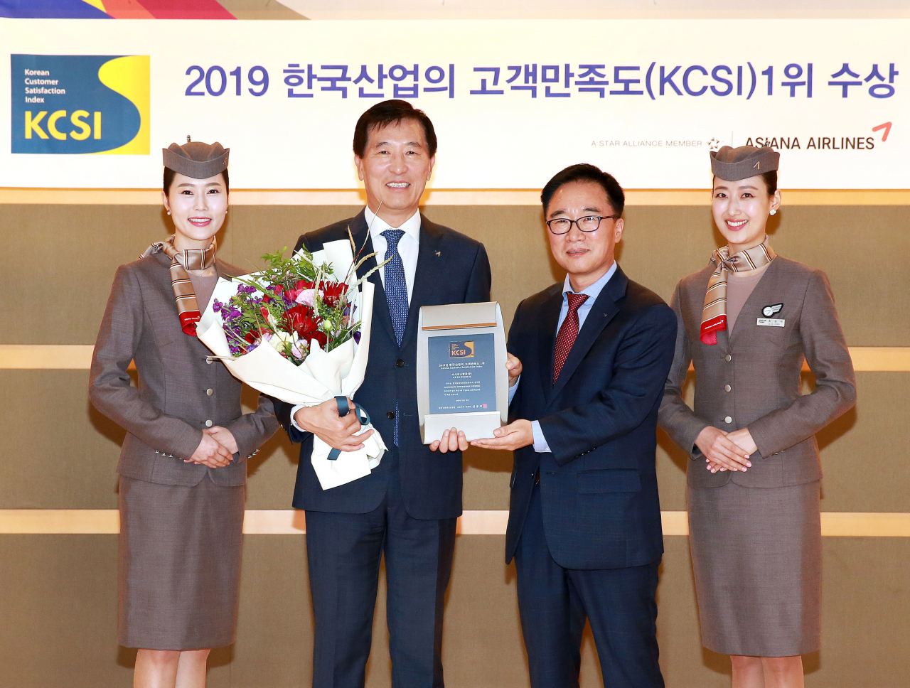 서울 강서구 아시아나항공 본사에서 열린 ‘2019 한국산업의 고객만족도(KCSI) 1위 기업 인증식’ 에서 아시아나항공 한창수 사장(가운데 왼쪽)과 한국능률협회컨설팅 한수희 부사장(가운데 오른쪽)이 기념사진을 찍고 있다. [아시아나항공 제공]