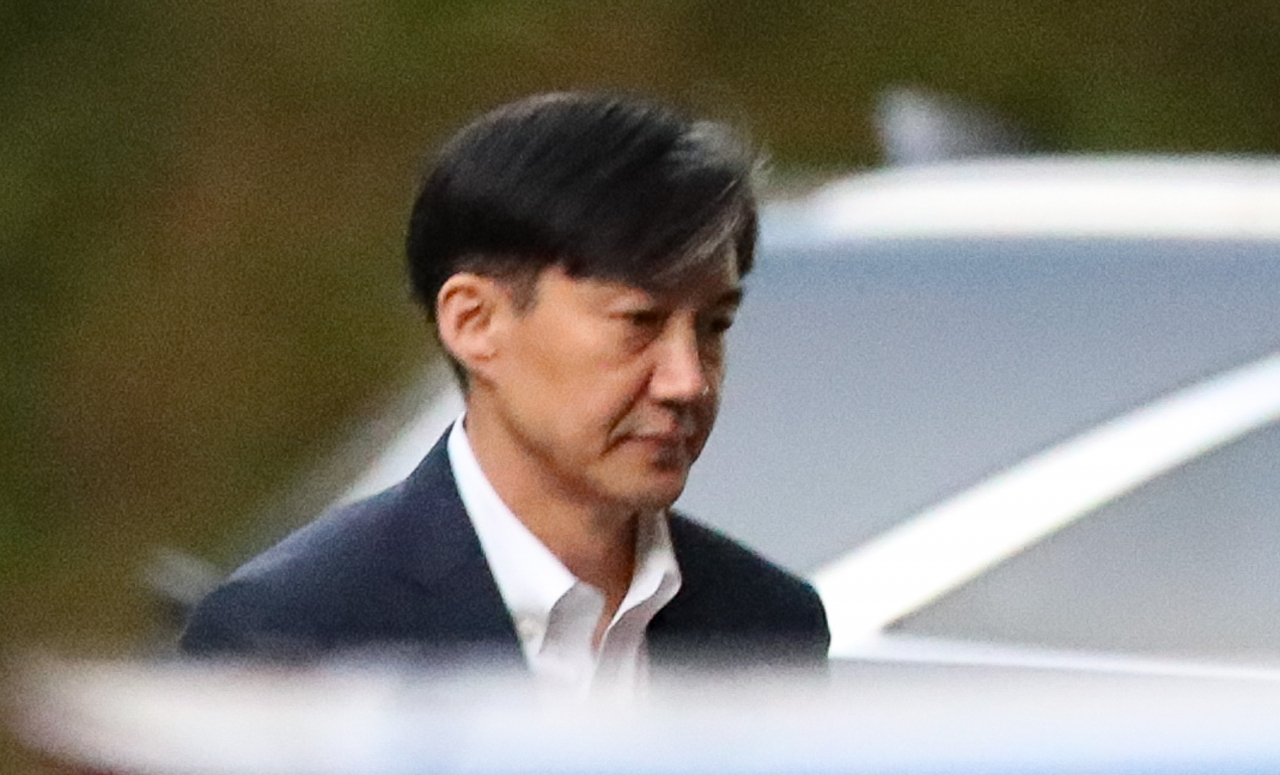 전격적으로 사의를 밝힌 조국 법무부 장관이 14일 오후 방배동 자택을 나서고 있는 모습. [연합]