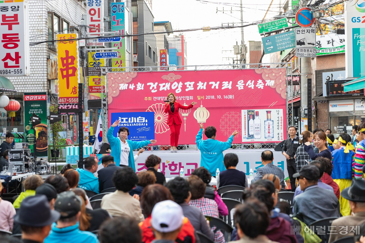 지난해 열린 양꼬치거리 축제에서 초청가수가 노래를 부르고 있다. [광진구]