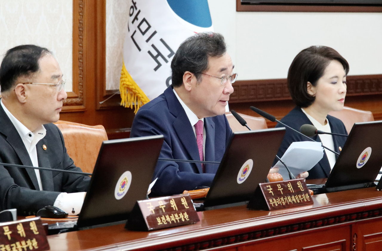 대학입학사정관의 배제·회피 범위를 구체화한 고등교육법 시행령이 15일 정부서울청사에서 열린 국무회의를 통과했다. 사진은 국무회의 모습. [연합]
