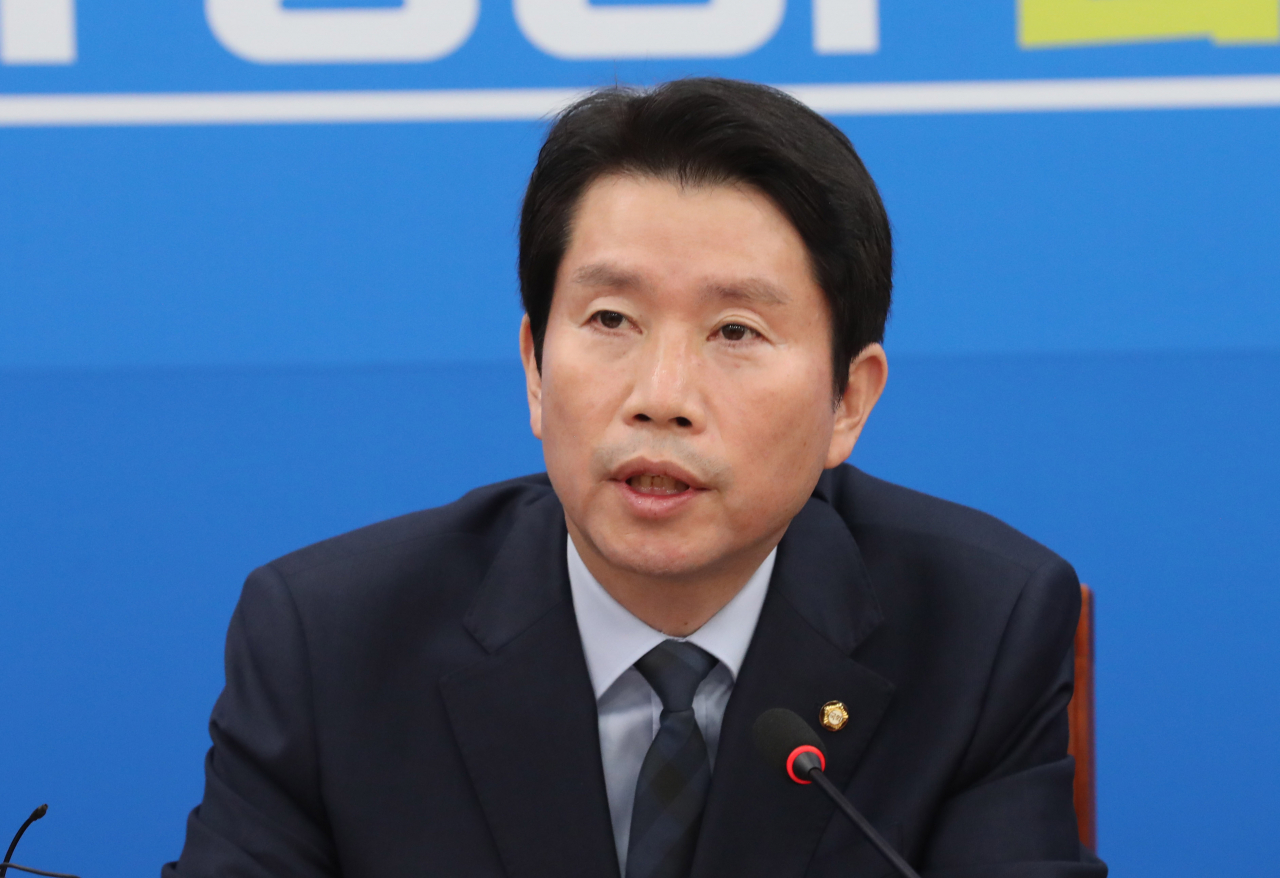 더불어민주당 이인영 원내대표가 15일 오전 국회에서 열린 원내대책회의-상임위간사단 연석회의에서 발언하고 있다. [연합]