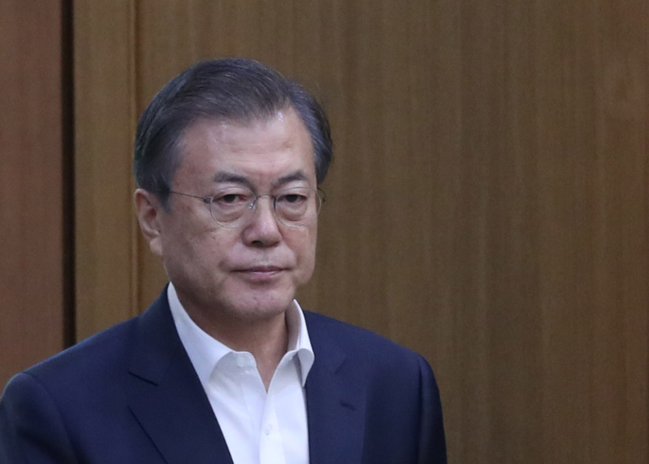 문재인 대통령이 14일 오후 청와대에서 수석·보좌관 회의에 입장하고 있다. [연합]