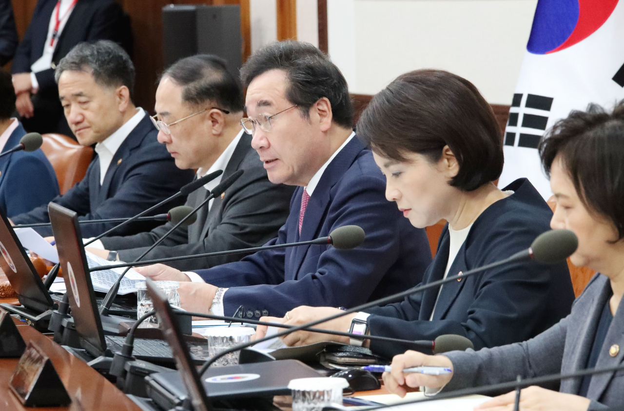 이낙연 국무총리가 15일 정부서울청사에서 열린 국무회의에서 발언하고 있다. [연합]