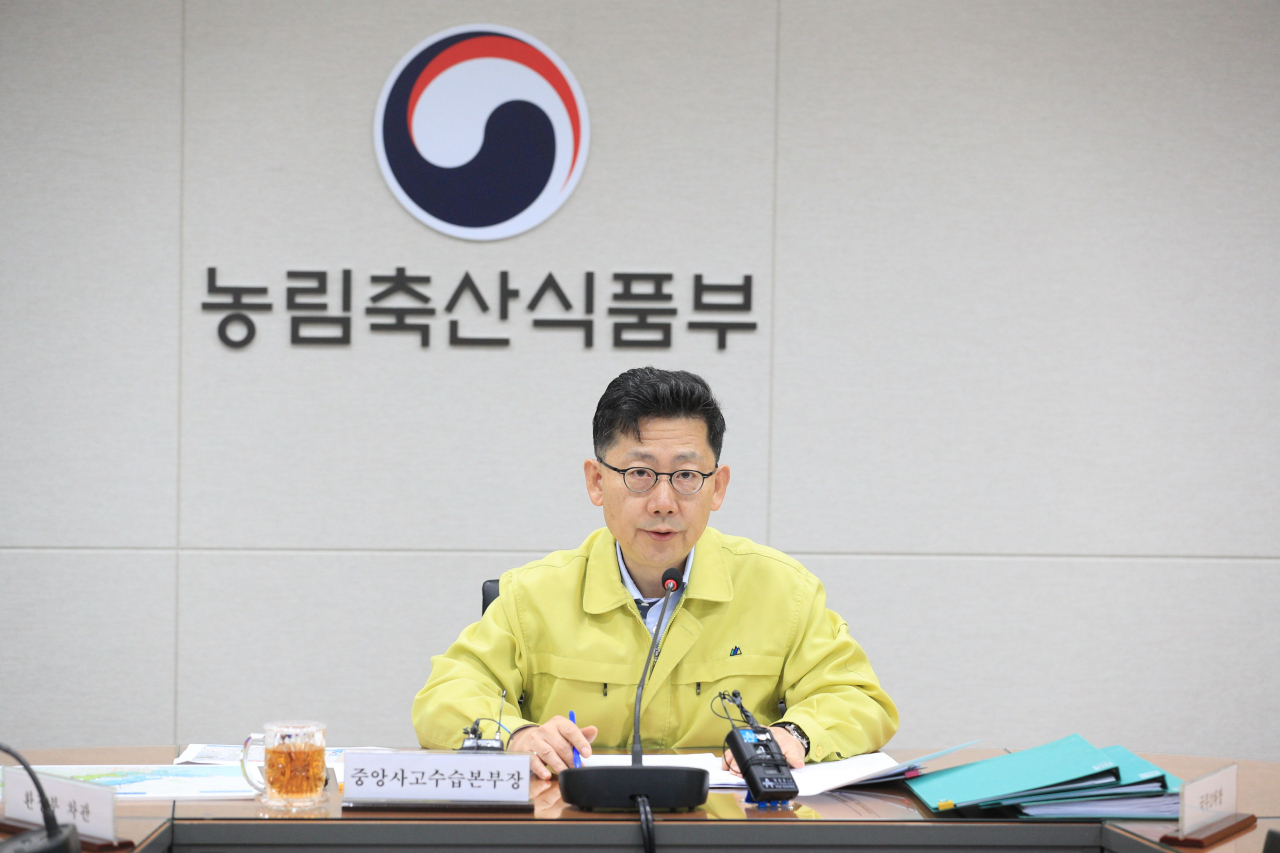 김현수 농림축산식품부 장관이 15일 정부세종청사에서 열린 아프리카돼지열병 일일 상황점검회의를 주재하고 있다.［농림축산식품부 제공］