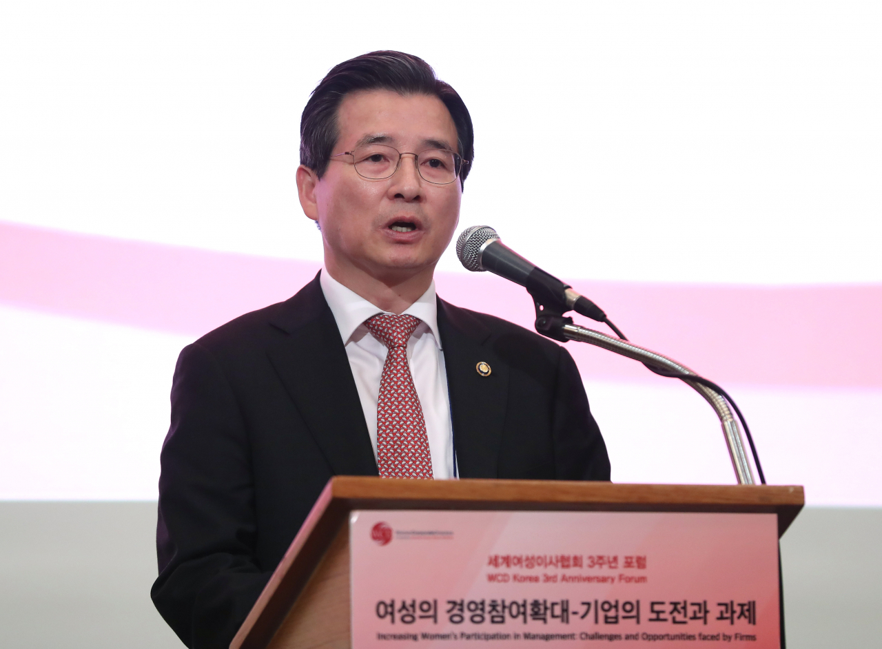 김용범 기획재정부 1차관이 15일 오전 서울 중구 롯데호텔에서 '여성의 경영참여 확대-기업의 도전과 과제' 주제로 열린 세계 여성이사협회(WCD Korea) 창립 3주년 포럼에서 축사하고 있다. [연합]