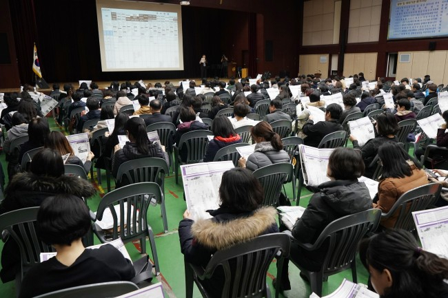 우리 사회 일각의 빗나간 서열 조장과 불안감, 과도한 경쟁에 내몰린 우리 청소년 상당수가 마약성 부작용이 우려되는 중추신경계 약물 투여 압박까지 받으며 조바심 타개에 안간힘을 쓰고 있다. 사진은 기사의 특정 내용과 직접적 관련은 없다.