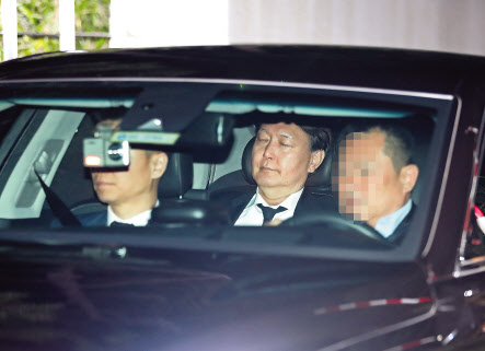 조국 전 법무부 장관의 사퇴로 현직 장관 일가 수사에 대한 부담을 덜어낸 검찰이 이번주 조 전 장관 부인 정경심 교수 첫 재판을 앞두고 수사에 속도를 내고 있다. 사진은 조 전 장관이 사퇴 후인 14일 오후 방배동 자택을 나서고 있는 모습(위쪽)과 윤석열 검찰총장이 이날 오후 퇴근하는 모습. [연합]