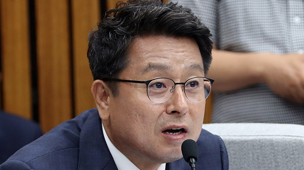 바른미래당 이준석 최고의원은 한 라디오 프로그램에 출연, 더불어민주당 이철희 의원이 내년 총선 불출마를 선언하게 된 배경을 자가 진단해 눈길을 끌었다. [연합]