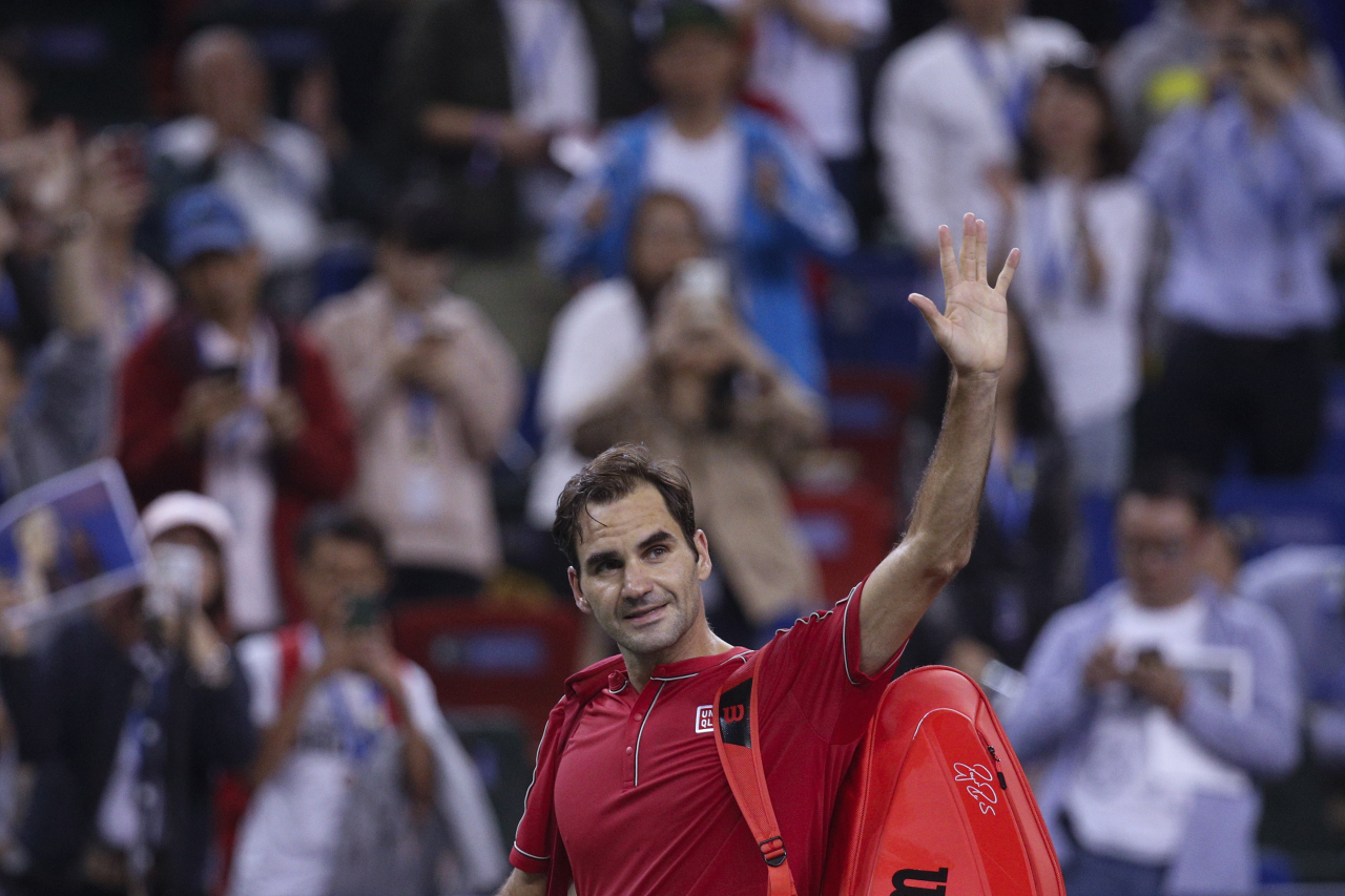 지난 11일 중국 상하이에서 열린 남자프로테니스(ATP) 투어 롤렉스 상하이 마스터스(총상금 747만3620달러·약 88억4600만원) 8강에서 로저 페더러(스위스)가 알렉산더 즈베레프(독일)에게 1-2로 패한 뒤 경기장을 나서고 있다. [AP]