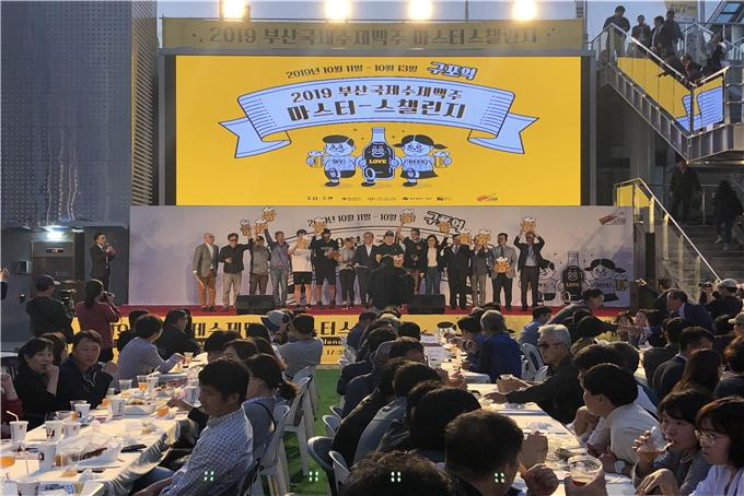 ‘2019 부산국제수제맥주 마스터스챌린지’에서 자유출품 부문은 고릴라브루잉의 ‘부산페일에일’이, 밀맥주 부문에는 갈매기브루잉과 테트라포드브루잉이 공동출품한 ‘아나나스(Ananas)’가 위너로 선정됐다