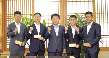 14일 서울 중구 농협금융 본사에서 열린 ‘제6회 리스크관리 우수사례 시상식’에서 농협금융 김광수 회장(가운데)과 수상자들이 기념촬영을 하고 있다. [농협금융지주 제공]