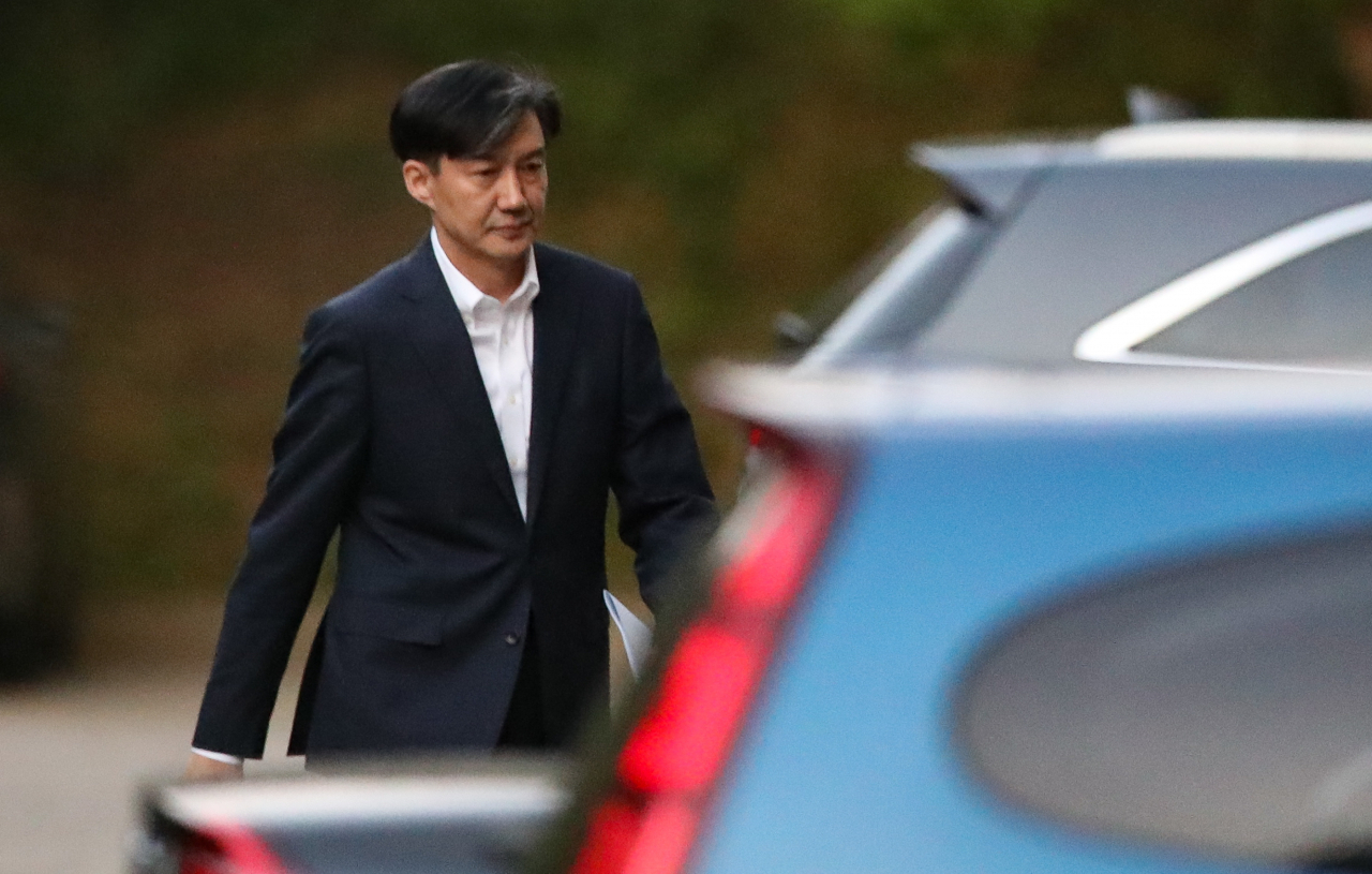 전격적으로 사의를 밝힌 조국 법무부 장관이 14일 오후 방배동 자택을 나서고 있다. [연합]