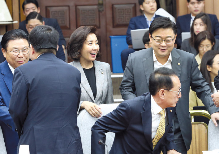 나경원 자유한국당 원내대표(가운데)가 15일 국회에서 열린 ‘文실정 및 조국 심판’ 국정감사 중간점검회의에 들어서고 있다. 참석자들의 표정이 밝다. [연합]