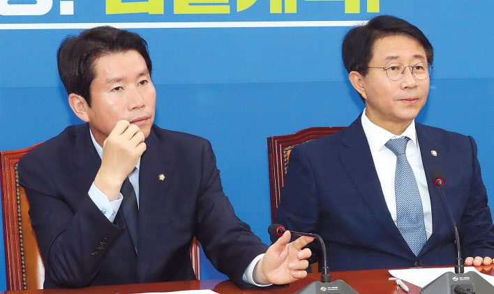 이인영 더불어민주당 원내대표(왼쪽)와 조정식 정책위의장이 15일 오전 국회에서 열린 원내대책회의-상임위간사단 연석회의에서 참석자 발언을 듣고 있다. [연합]