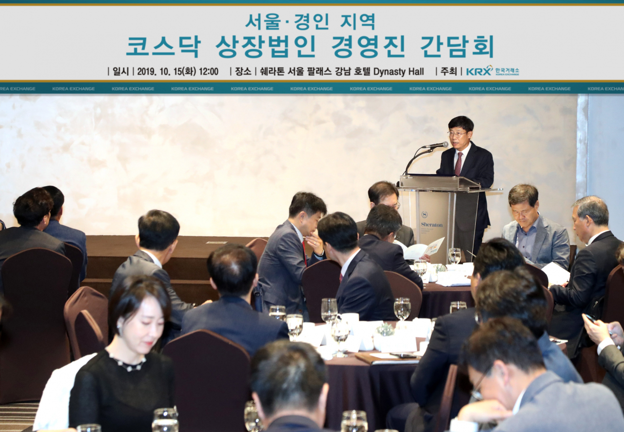 한국거래소는 15일 오전 서울 쉐라톤팔래스호텔에서 서울.경인 소재 코스닥 상장법인 약 100사의 경영진을 대상으로 최근 자본시장 제도변화에 따른 애로사항 등 현장의견을 청취하고 한국거래소의 기업지원활동 및 향후 운영방향을 소개하고자 코스닥 상장법인 경영진 간담회를 개최했다.