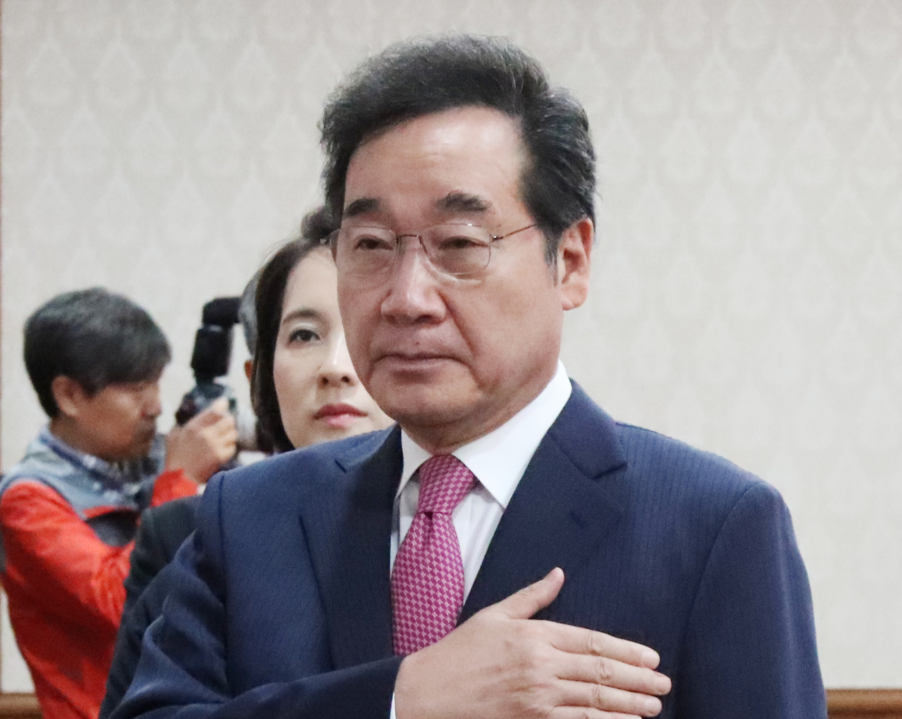 이낙연 국무총리가 15일 정부서울청사에서 열린 국무회의에 참석해 국민의례 하고 있다. 연합뉴스