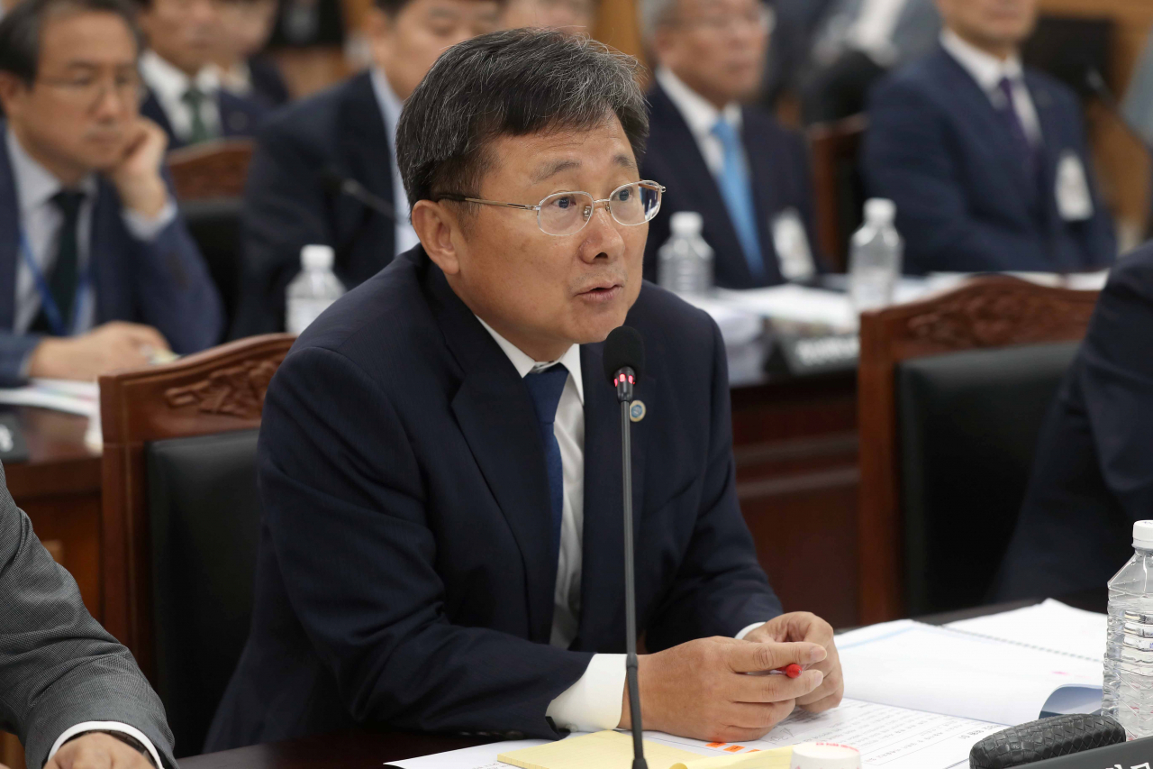 부산대학교 전호환 총장이 15일 오전 경남 진주시 경상대학교 가좌캠퍼스 GNU컨벤션센터에서 열린 국회 교육위원회 2019년도 국정감사에서 의원 질의에 답변하고 있다. [연합]