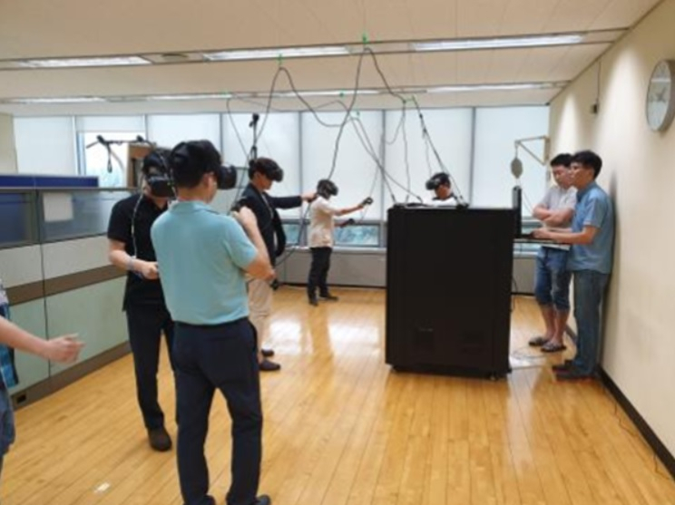 현실에서 HMD를 착용하고, 자신의 아바타를 움직이면서 4D+ SNS를 체험하고 있는 사용자들 [KIST 제공]