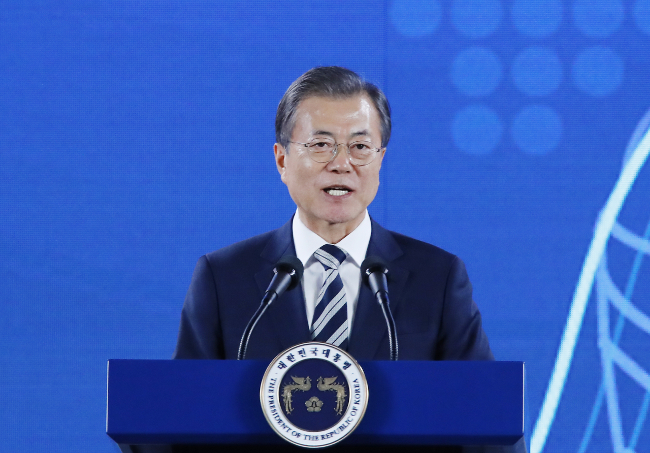 문재인 대통령이 15일 오후 경기도 화성시 현대자동차 남양연구소에서 열린 미래차산업 국가비전 선포식에서 발언하고 있다. [연합]