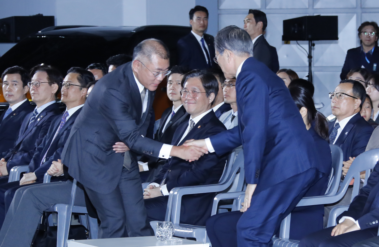 문재인 대통령과 정의선 현대차 수석부회장이 15일 오후 경기도 화성시 현대자동차 남양연구소에서 열린 미래차산업 국가비전 선포식에서 인사를 나누고 있다. [연합]