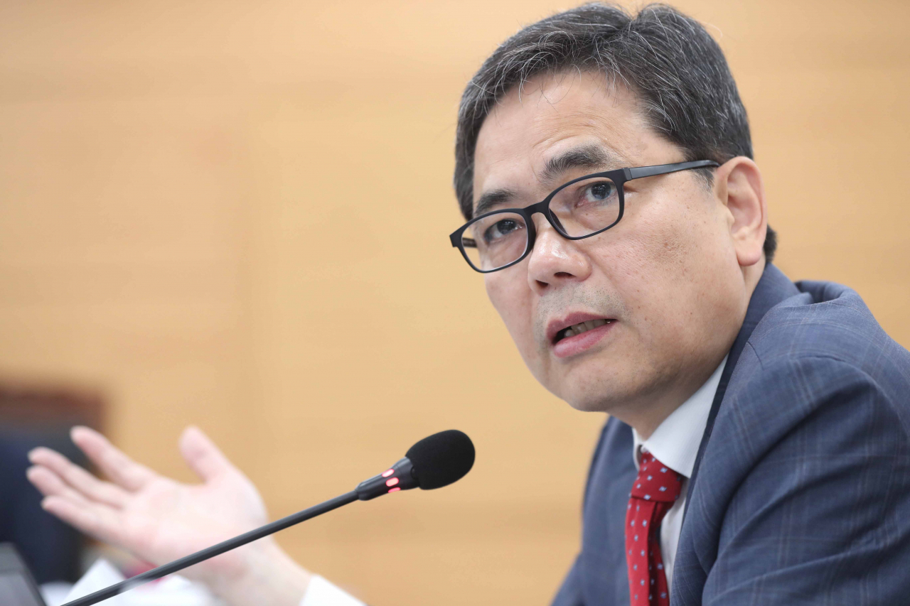 곽상도 자유한국당 의원이 15일 오후 경남 진주시 경상대학교 가좌캠퍼스 GNU컨벤션센터에서 열린 국회 교육위원회 2019년도 부산·울산·경남교육청 국정감사에서 박종훈 경남 교육감에게 질의하고 있다. [연합]