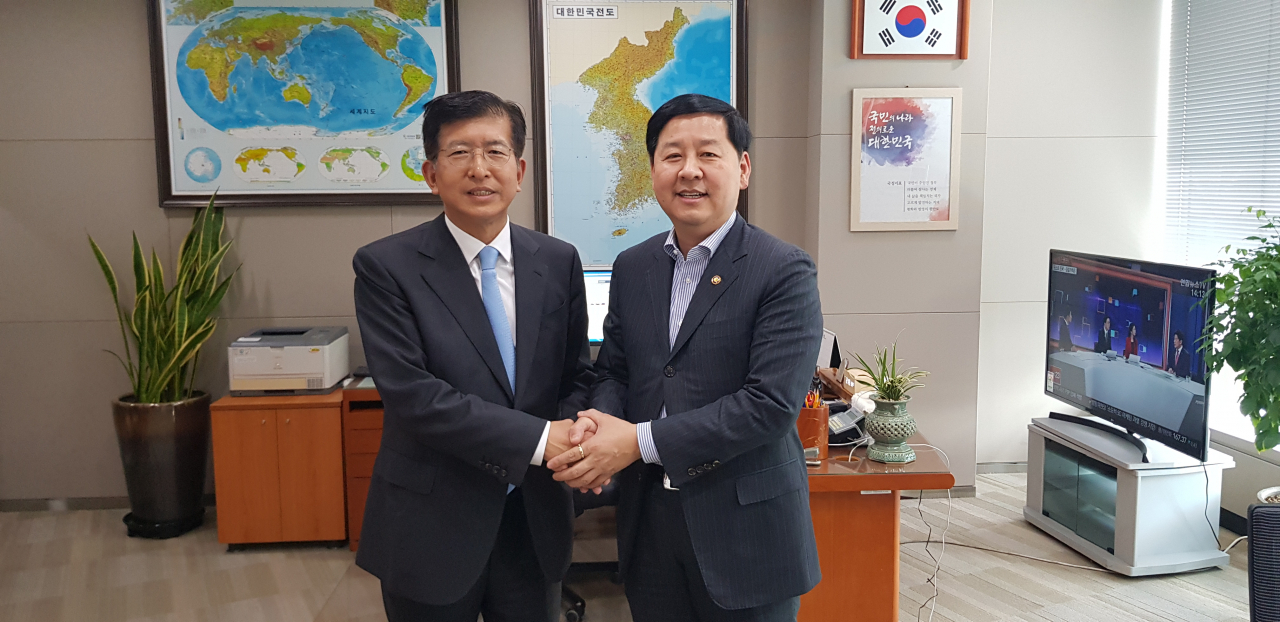 구윤철 기획재정부 제2차관(오른쪽)은 15일 오후 정부세종청사에서 이상식 더불어민주당 수성을 위원장을 만나 지역 사업 관련 예산에 대해 논의했다.