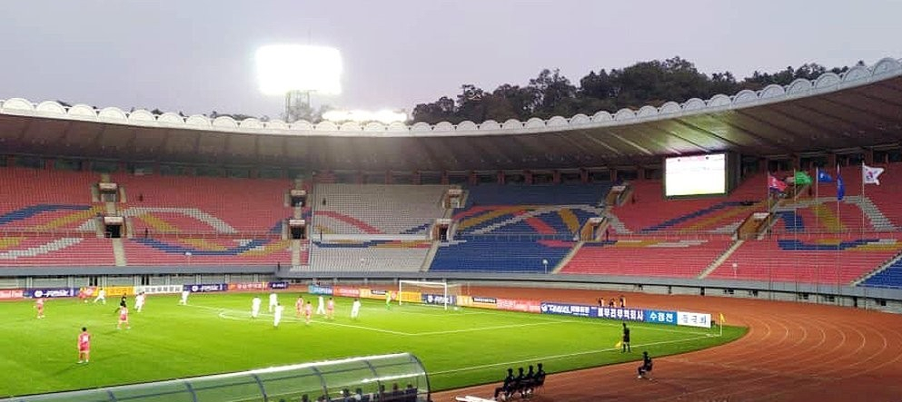 파울루 벤투 감독이 이끄는 한국 축구 대표팀이 15일 오후 5시 30분부터 평양 김일성경기장(5만명 수용)에서 북한과 2022년 카타르 월드컵 아시아지역 2차 예선 H조 3차전을 치렀으나 0-0으로 비겼다. 오른쪽에 태극기가 나부끼고 있다. [대한축구협회 제공]