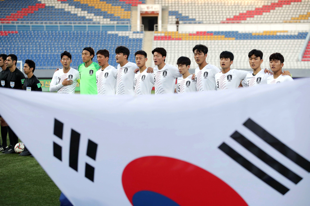 15일 북한 평양 김일성 경기장에서 열린 대한민국과 북한과 월드컵 아시아지역 2차 예선 H조 3차전 경기에서 대표팀이 애국가를 따라 부르고 있다. 연합뉴스