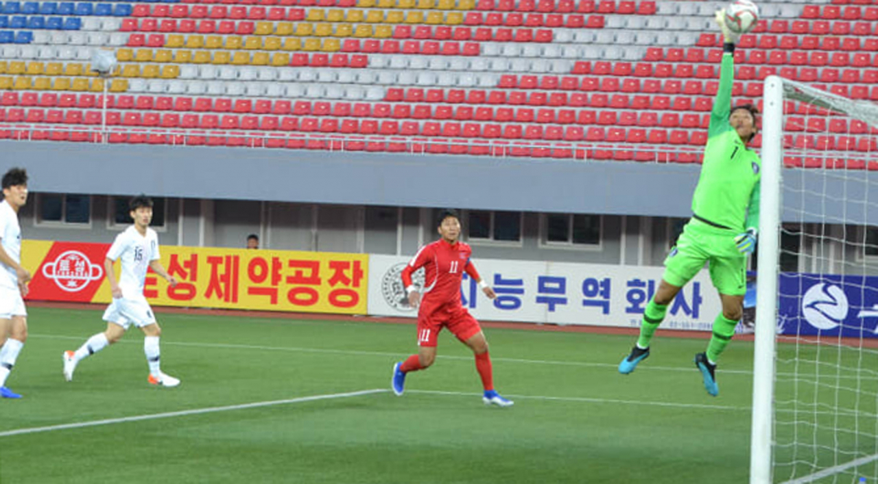 15일 북한 평양 김일성 경기장에서 열린 대한민국과 북한과 월드컵 아시아지역 2차 예선 H조 3차전 경기에서 한국 골키퍼 김승규가 공을 쳐 내고 있다. 옆은 북한 정일관(11번). 연합뉴스