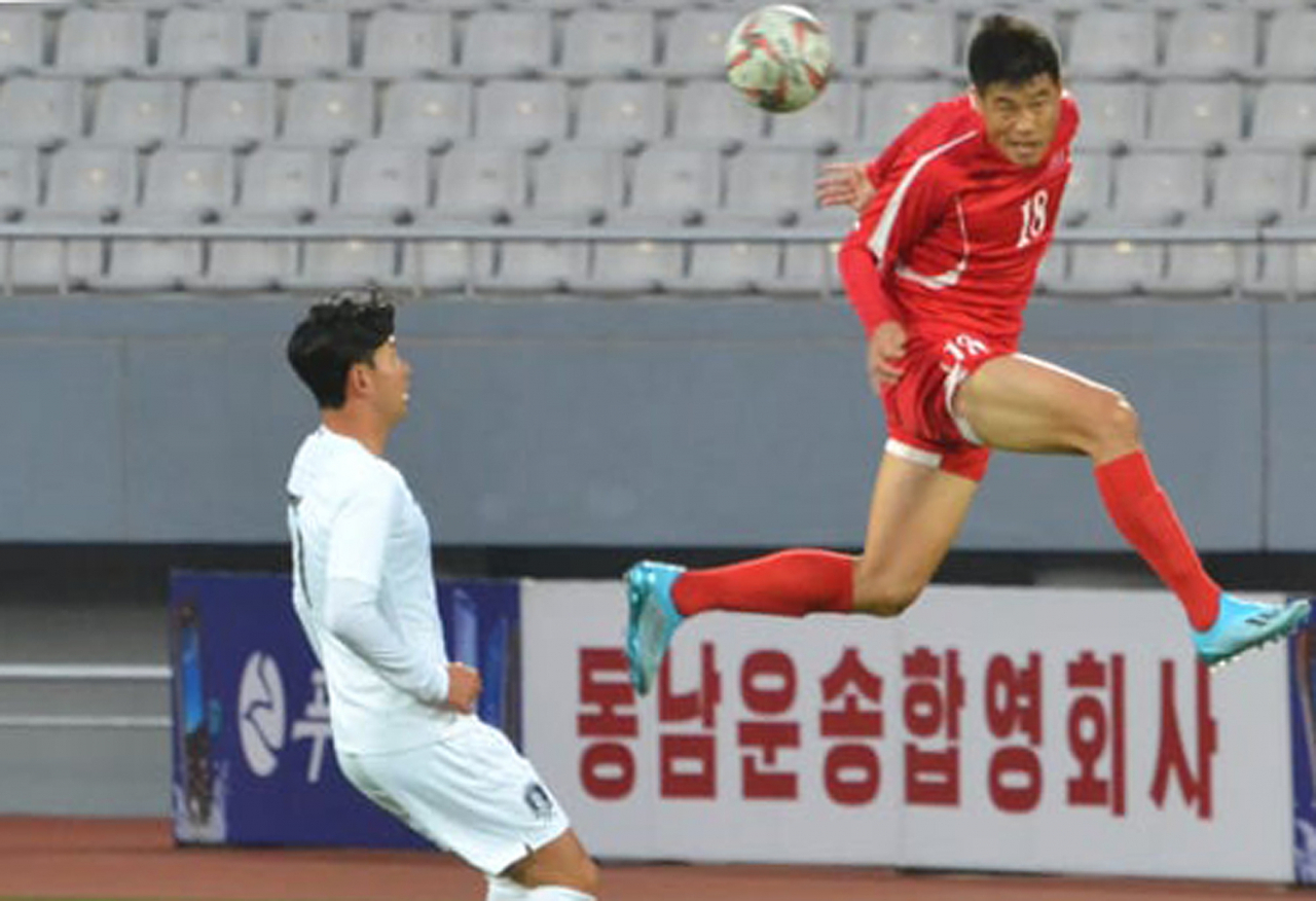 15일 북한 평양 김일성 경기장에서 열린 대한민국과 북한과 월드컵 아시아지역 2차 예선 H조 3차전 경기에서 북한 리영철(18번)이 헤딩하고 있다. 연합뉴스