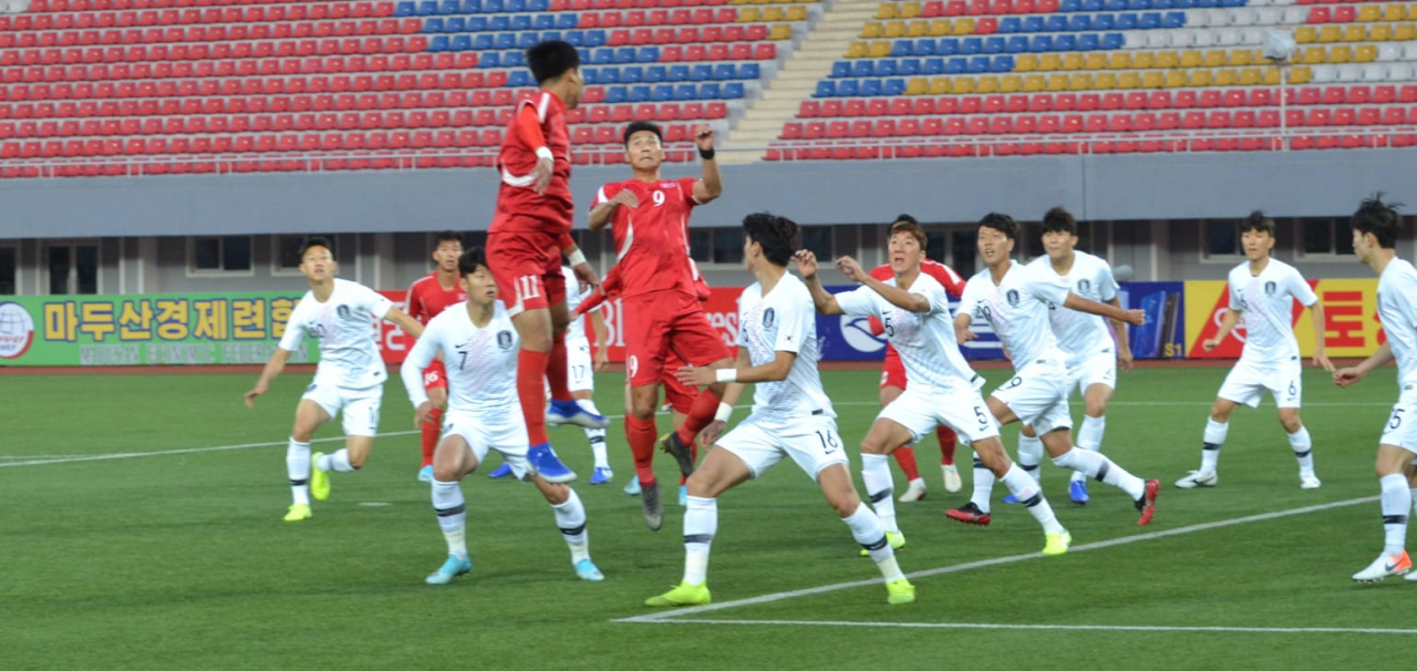 15일 북한 평양 김일성 경기장에서 열린 대한민국과 북한과 월드컵 아시아지역 2차 예선 H조 3차전 경기에서 북한 박광룡(11번)이 헤딩을 하기 위해 점프하고 있다. 연합뉴스