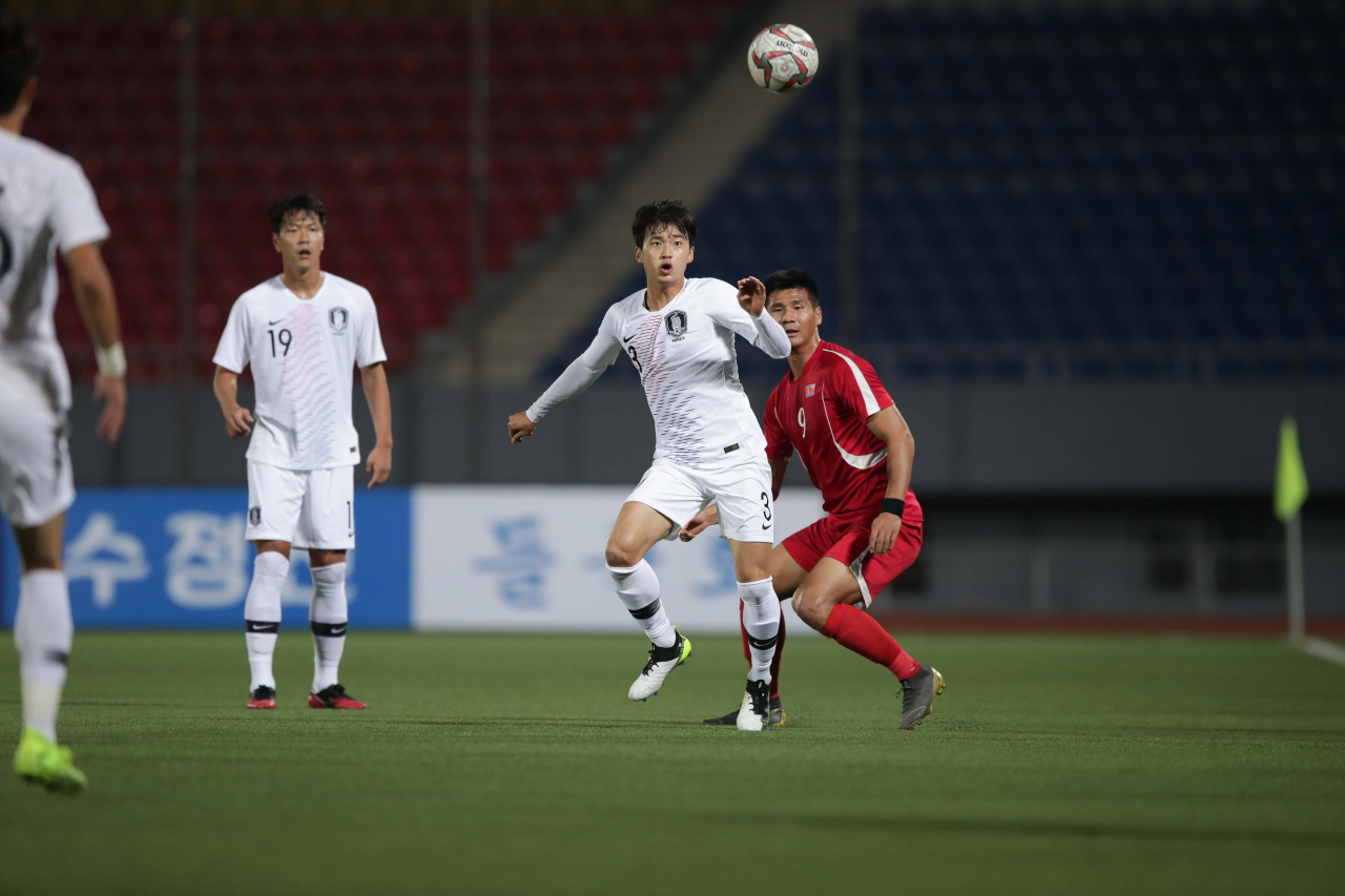15일 북한 평양 김일성 경기장에서 열린 대한민국과 북한과 월드컵 아시아지역 2차 예선 H조 3차전 경기에서 김진수가 공을 바라보고 있다. 연합뉴스