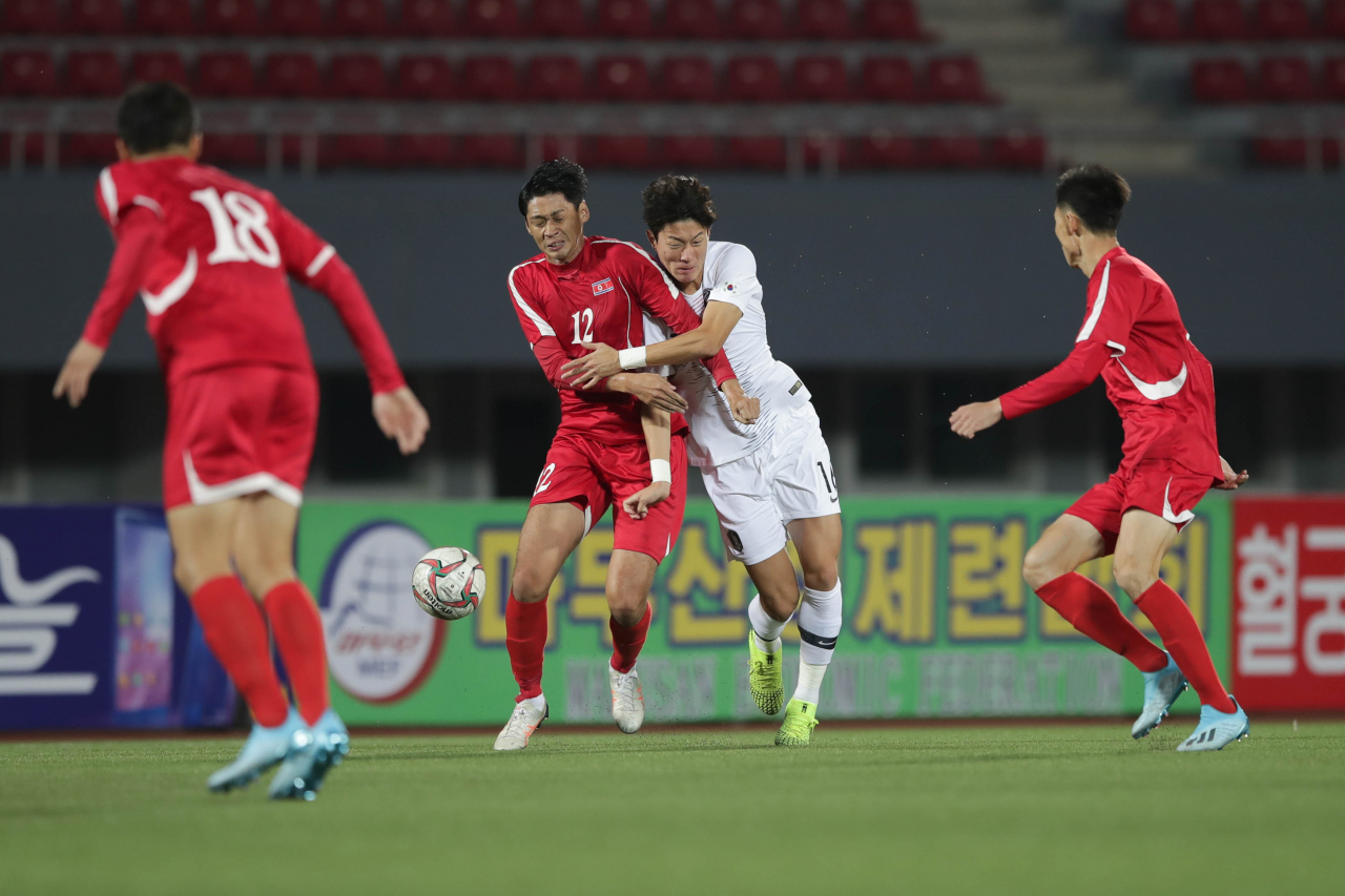 15일 북한 평양 김일성 경기장에서 열린 대한민국과 북한과 월드컵 아시아지역 2차 예선 H조 3차전 경기에서 황의조가 리영직(12번)과 몸싸움을 하고 있다. 연합뉴스