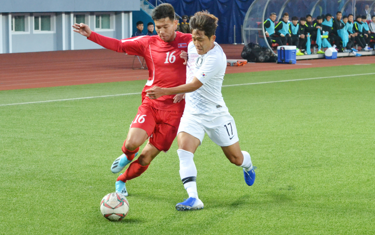 15일 북한 평양 김일성 경기장에서 열린 대한민국과 북한과 월드컵 아시아지역 2차 예선 H조 3차전 경기에서 한국 나상호(17번)와 박명성(16번)이 공다툼을 하고 있다. 연합뉴스