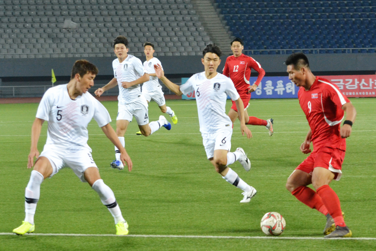 15일 북한 평양 김일성 경기장에서 열린 대한민국과 북한과 월드컵 아시아지역 2차 예선 H조 3차전 경기에서 북한 박광룡이 드리블하고 있다. 연합뉴스