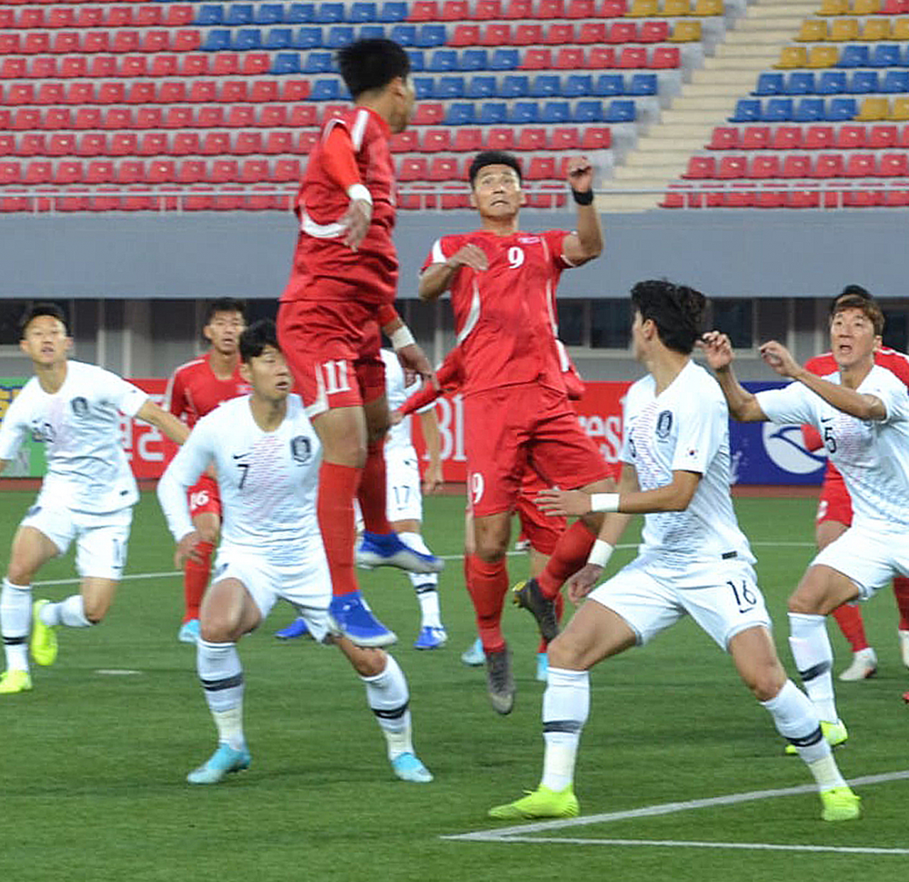 15일 북한 평양 김일성 경기장에서 열린 대한민국과 북한과 월드컵 아시아지역 2차 예선 H조 3차전 경기에서 북한 박광룡(11번)이 헤딩을 하기 위해 점프하고 있다. 연합뉴스