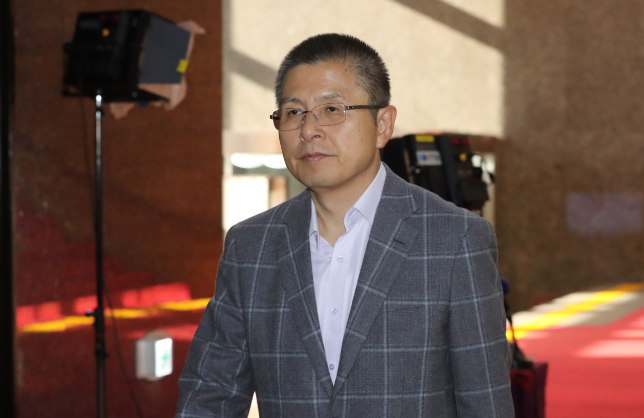 황교안 자유한국당 대표가 15일 오전 비공개 회의에 참석하기 위해 국회 본청 당대표실로 향하고 있다. [연합]