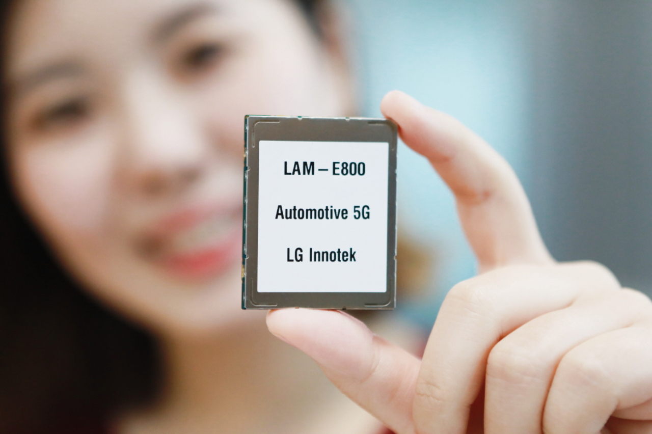 LG이노텍 직원이 ‘차량용 5G 통신모듈’을 선보이고 있다. 이 모듈은 차량과 기지국간의 무선 네트워크를 가능하게 하는 부품으로 5G에 최적화해 데이터 응답시간을 줄이고 내열성과 편의성을 한층 높였다.[LG이노텍 제공]