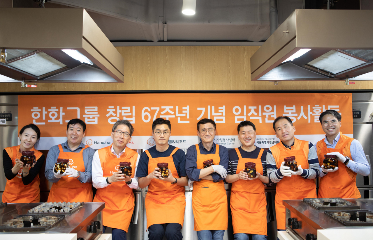 한화토탈과 한화호텔앤드리조트 직원들은 그룹 창립을 맞아 15일 ‘한화와 함께하는 건강한 나눔 행사’를 개최, 가격폭락으로 어려움을 겪고 있는 서산지역 농가에서 마늘을 수매해 남대문 쪽방촌 이웃들을 위해 밑반찬을 만들어 전달하는 시간을 가졌다. [한화토탈 제공]
