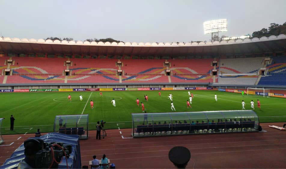 파울루 벤투 감독이 이끄는 한국 축구 대표팀이 지난 15일 북한 평양 김일성경기장에서 북한과 2022년 카타르 월드컵 아시아 지역 2차 예선 H조 3차전을 치르고 있다. 관중석이 텅 비어 있다. [대한축구협회 제공]